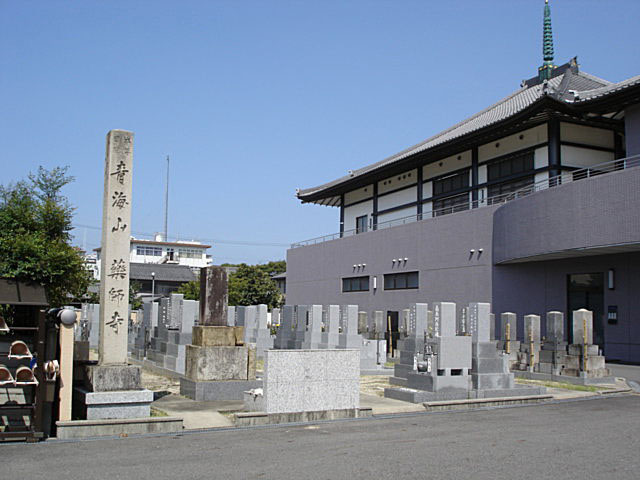 西墓苑より本堂を望む